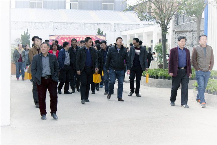 領(lǐng)導(dǎo)視察廠(chǎng)區(qū)